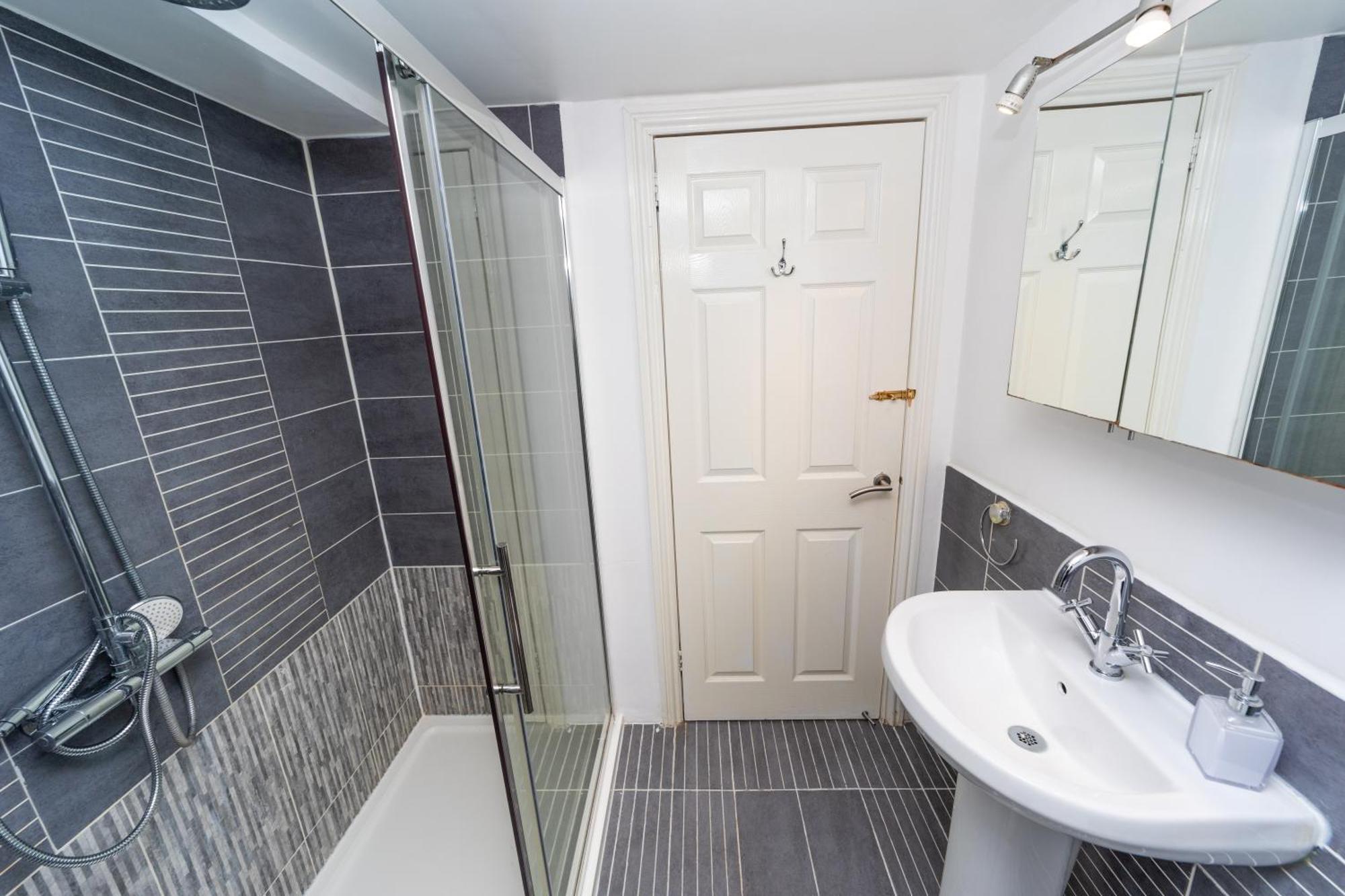 Spacious Flat With Patio & Parking In City Centre Reading Ngoại thất bức ảnh