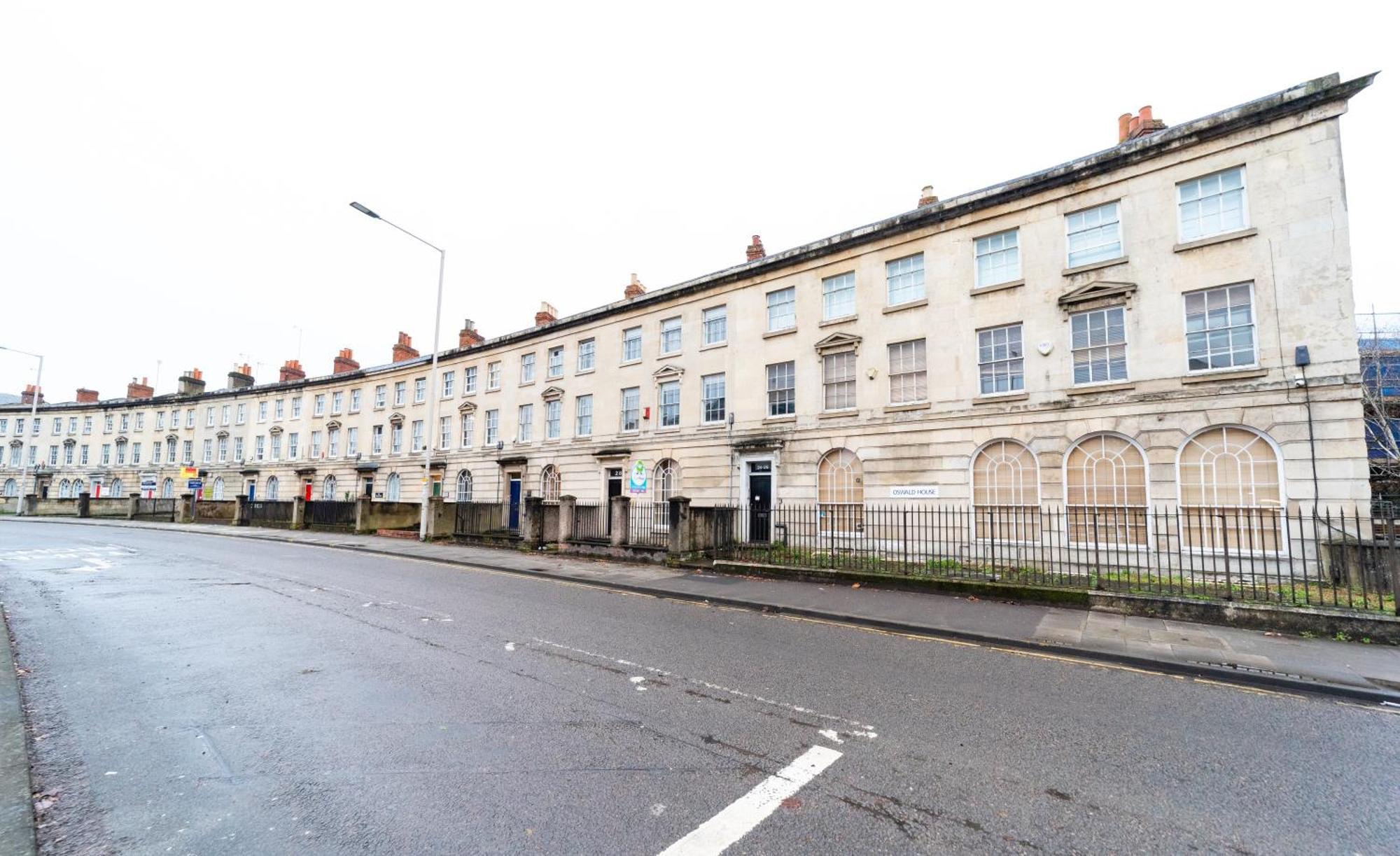 Spacious Flat With Patio & Parking In City Centre Reading Ngoại thất bức ảnh