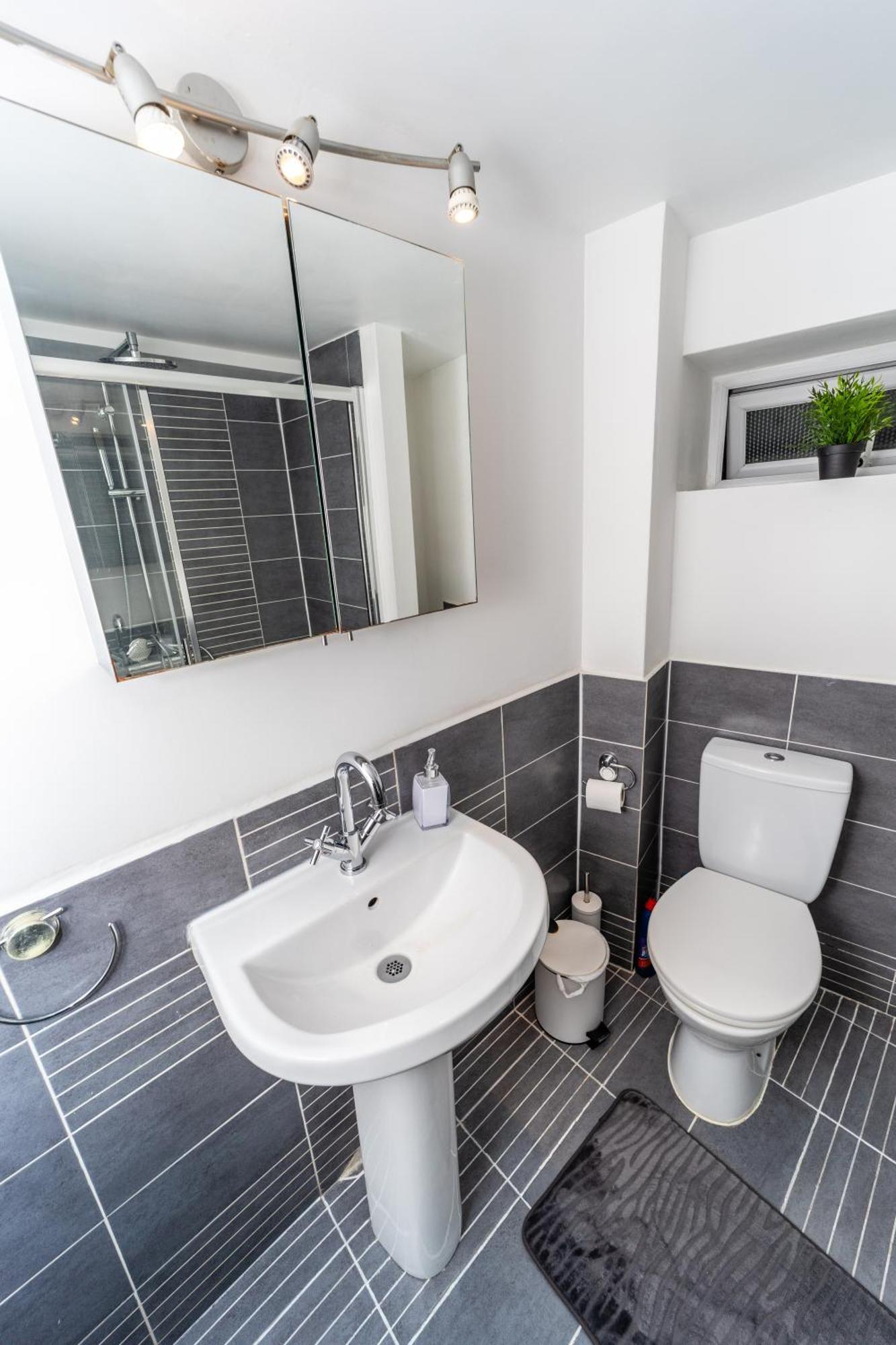 Spacious Flat With Patio & Parking In City Centre Reading Ngoại thất bức ảnh