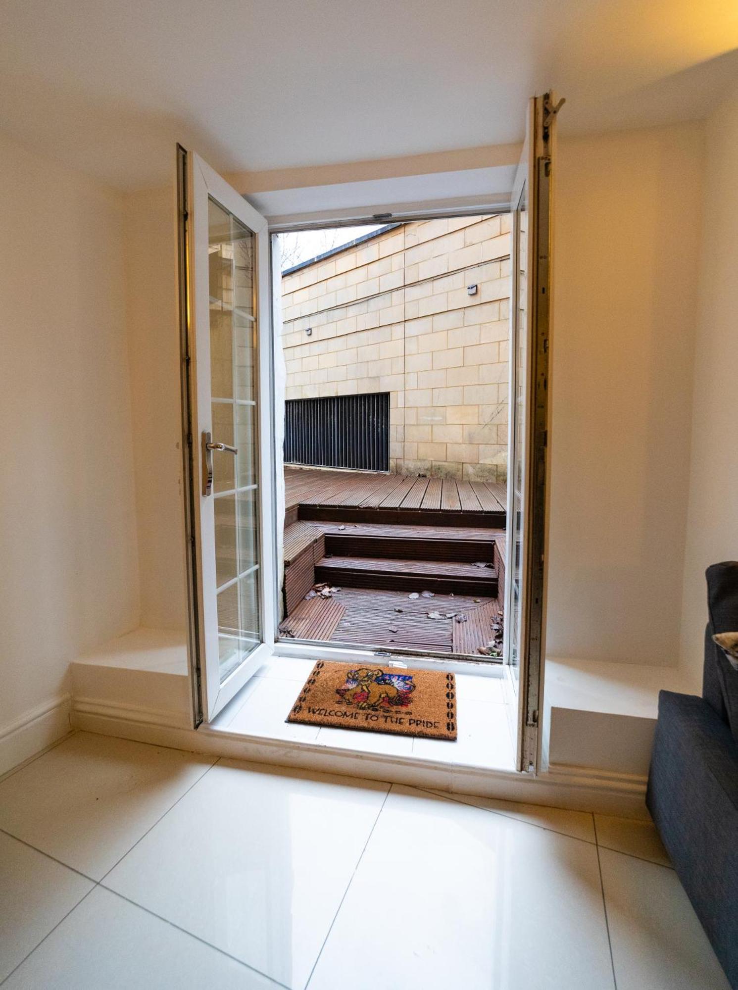 Spacious Flat With Patio & Parking In City Centre Reading Ngoại thất bức ảnh